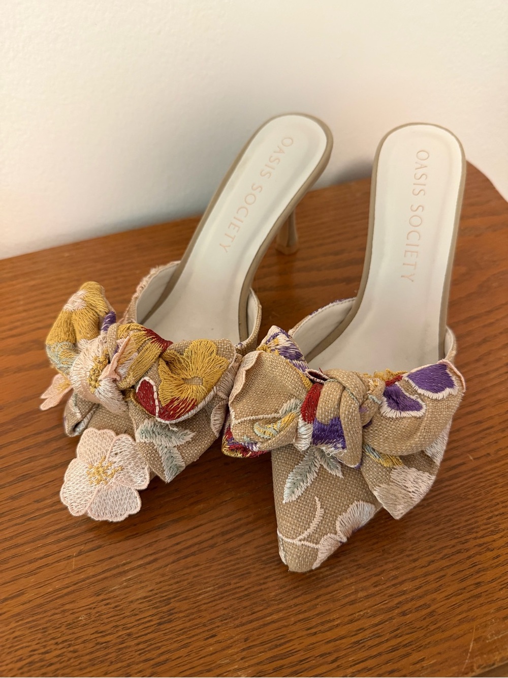 Oasis Society Floral Embroidered Bow Kitten Heel Mules | Size 7